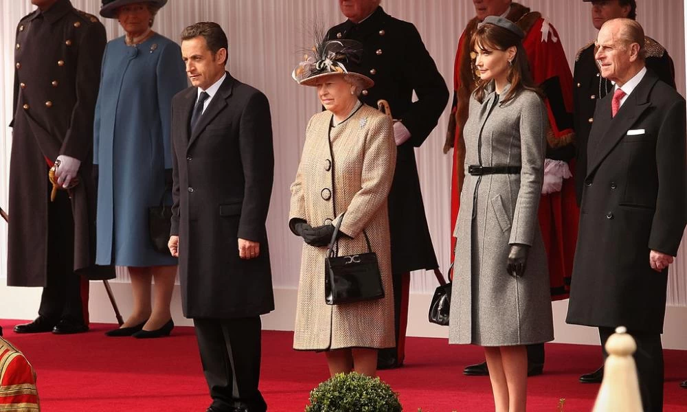 Σαρκοζί: Έτρεμα πριν συναντήσω την βασίλισσα Ελισάβετ